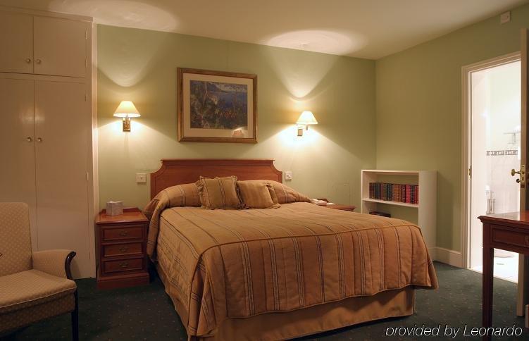 Hurtwood Hotel Peaslake Room photo